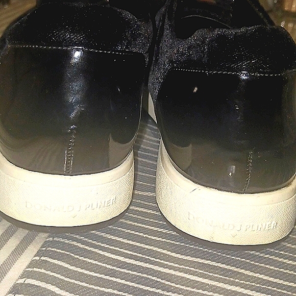 Donald Pliner Ladies Black Velvet & Patent Leather Sneaker 9M - Picture 2 of 4